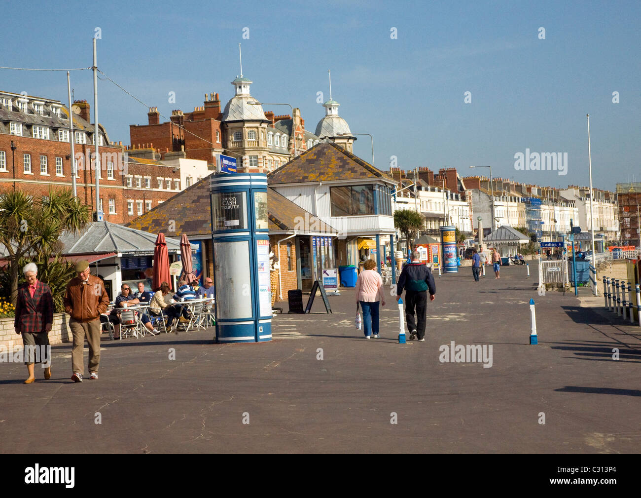 Les gens à pied promenade du front de mer Weymouth Dorset Angleterre Banque D'Images