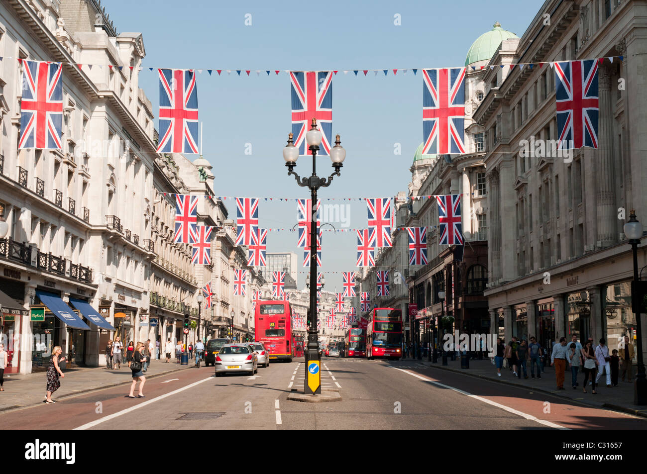 Drapeaux Union Jack le long de Regents Street pour célébrer le mariage royal, Londres, Angleterre Banque D'Images