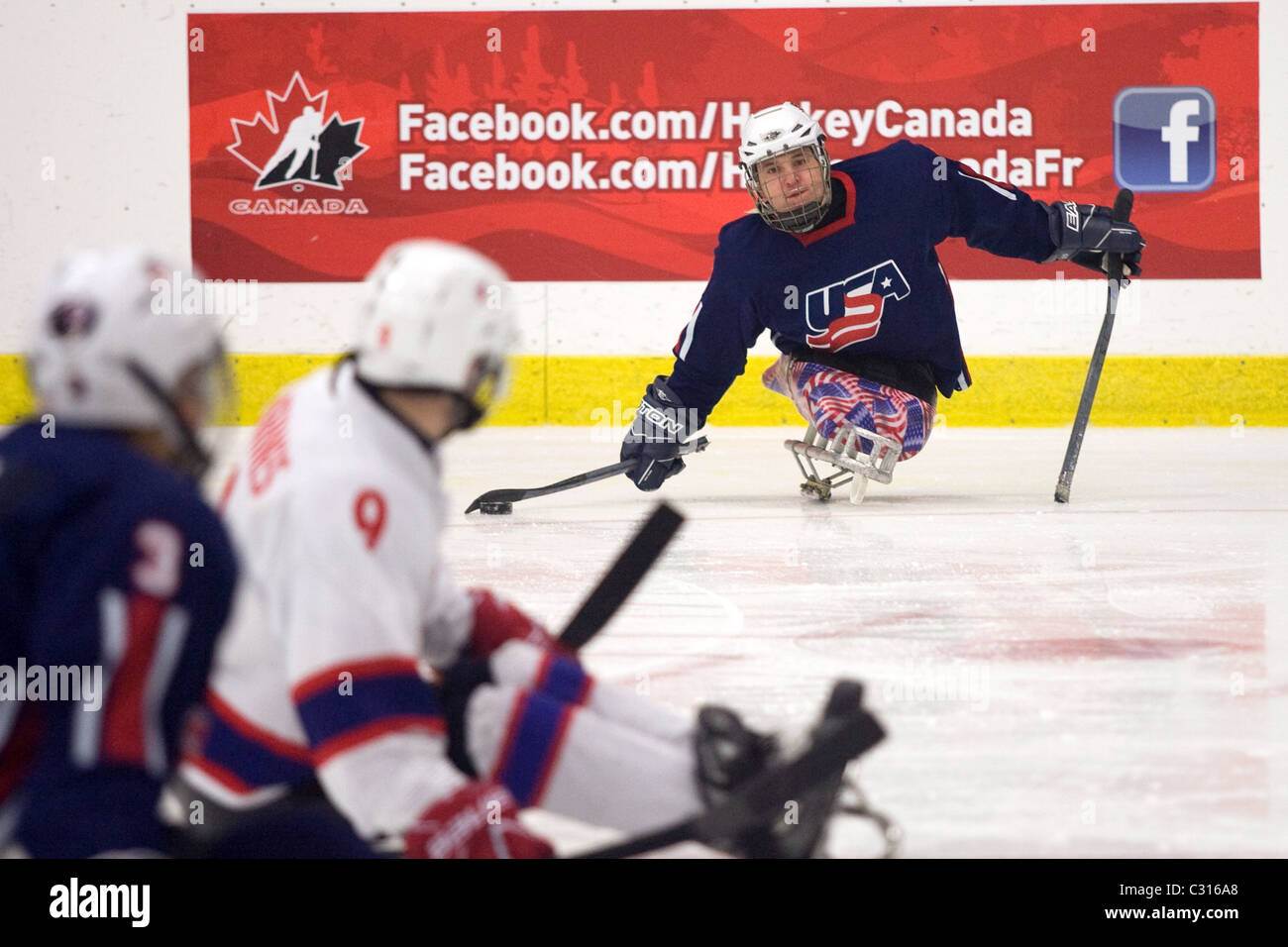 Première demi-finale du Défi mondial de hockey sur luge 2011 entre les États-Unis et la Norvège. Banque D'Images