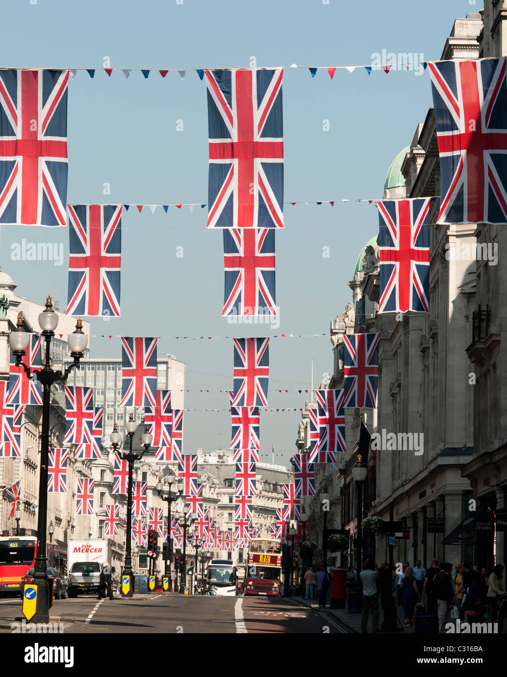 Drapeaux Union Jack le long de Regents Street pour célébrer le mariage royal, Londres, Angleterre Banque D'Images