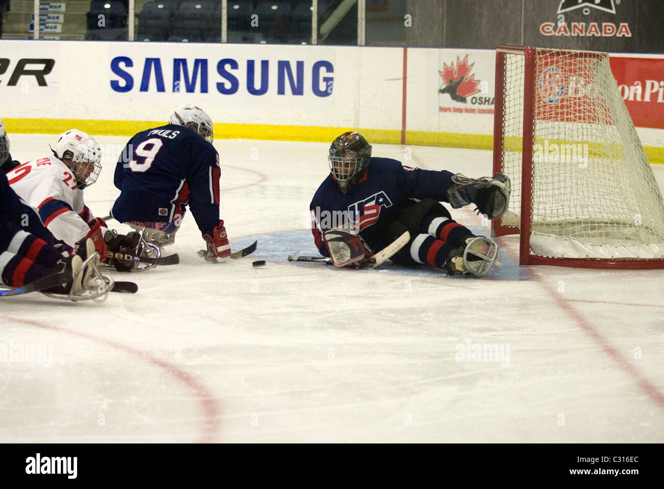 Première demi-finale du Défi mondial de hockey sur luge 2011 entre les États-Unis et la Norvège. Banque D'Images