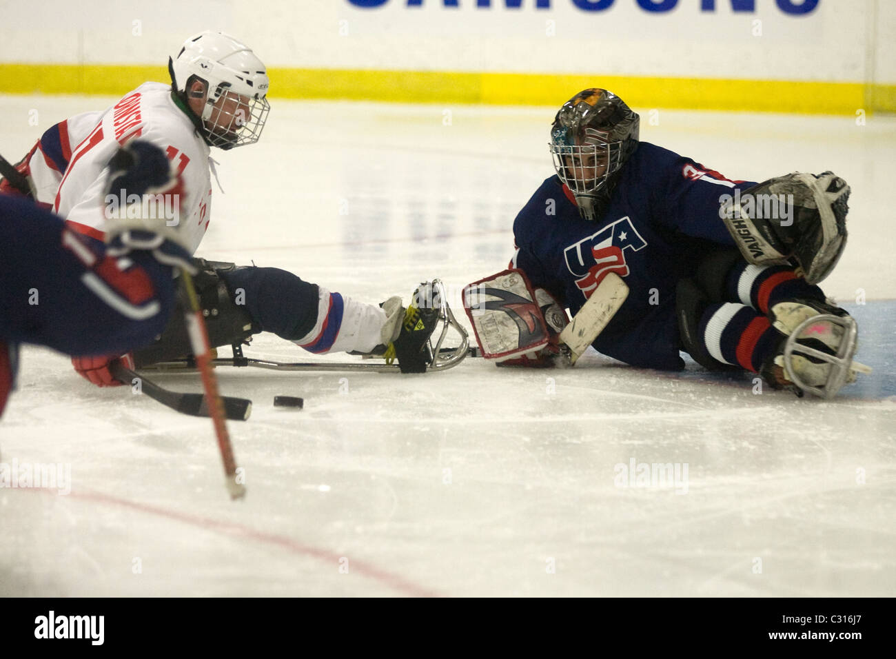 Première demi-finale du Défi mondial de hockey sur luge 2011 entre les États-Unis et la Norvège. Banque D'Images