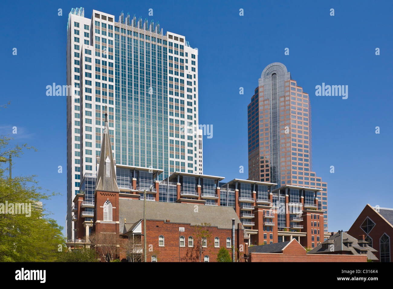 St Peters Church avec skyscapers moderne au centre-ville de Charlotte, en Caroline du Nord Banque D'Images