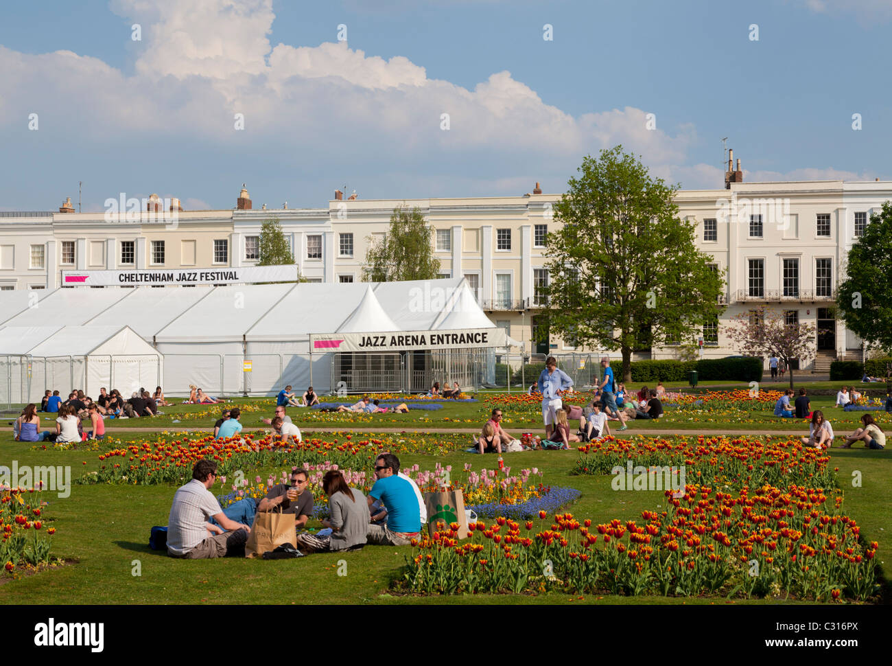 Les tentes et chapiteaux pour le festival de jazz dans les jardins impériaux Gloucestershire Cheltenham Spa England UK GO Europe Banque D'Images