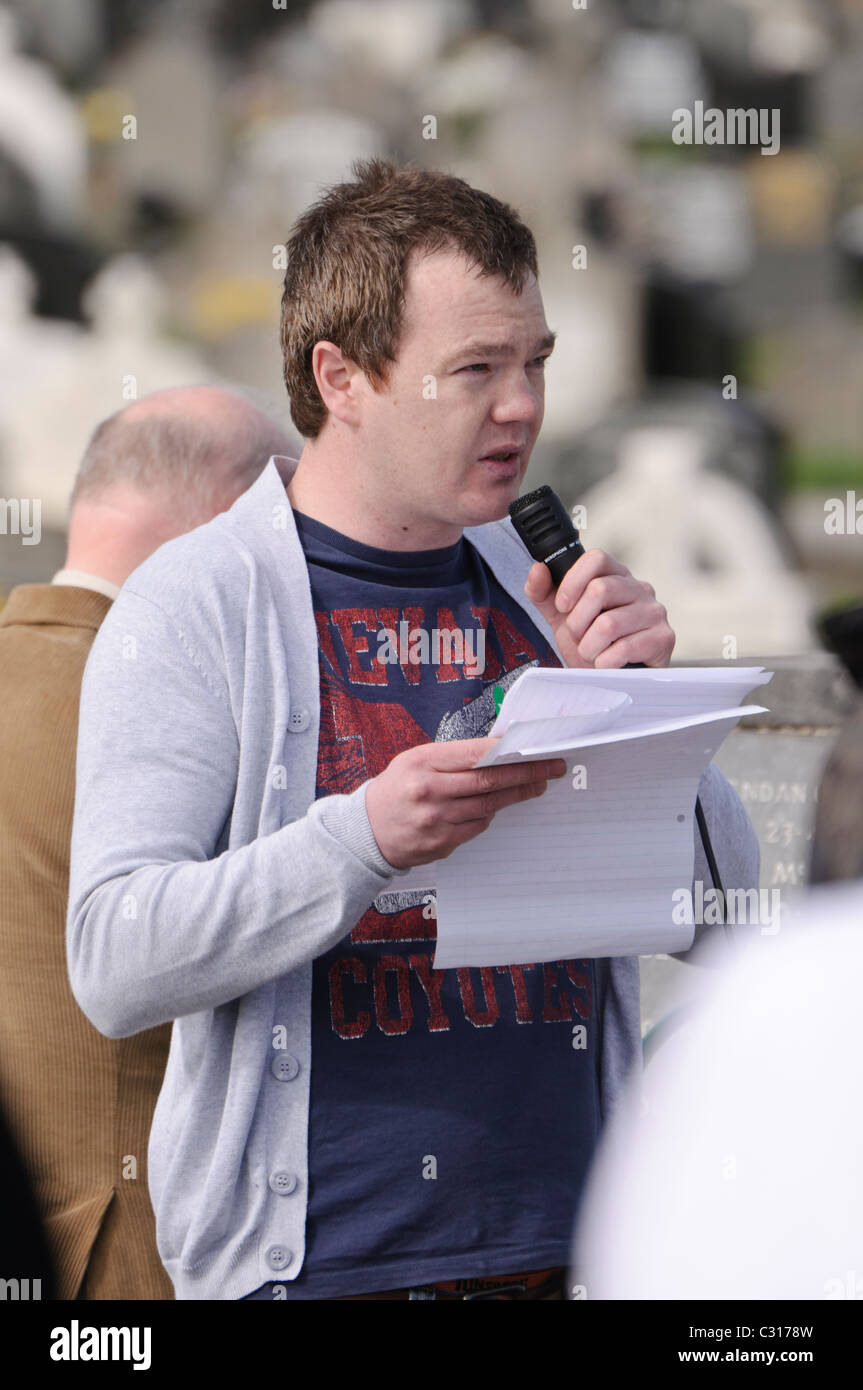 Belfast, Irlande du Nord. 24 avr 2011 - Brendan Casey, républicain Sinn Féin, lit son message de Pâques Banque D'Images