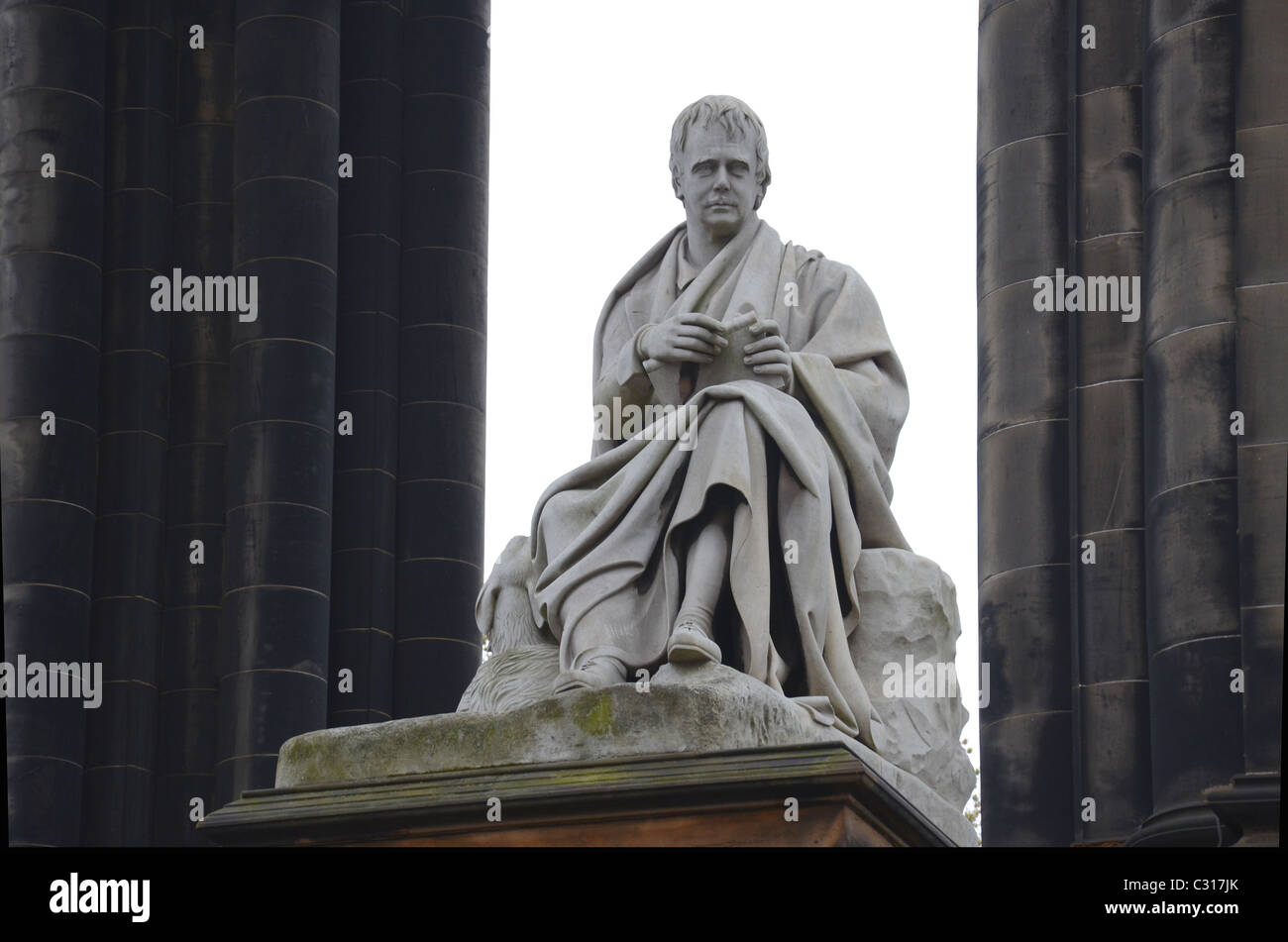Statue de Sir Walter Scott, en marbre blanc de Carrare est assis sous le Scott Monument situé sur Princes Street, Edinburgh, Royaume-Uni. Banque D'Images
