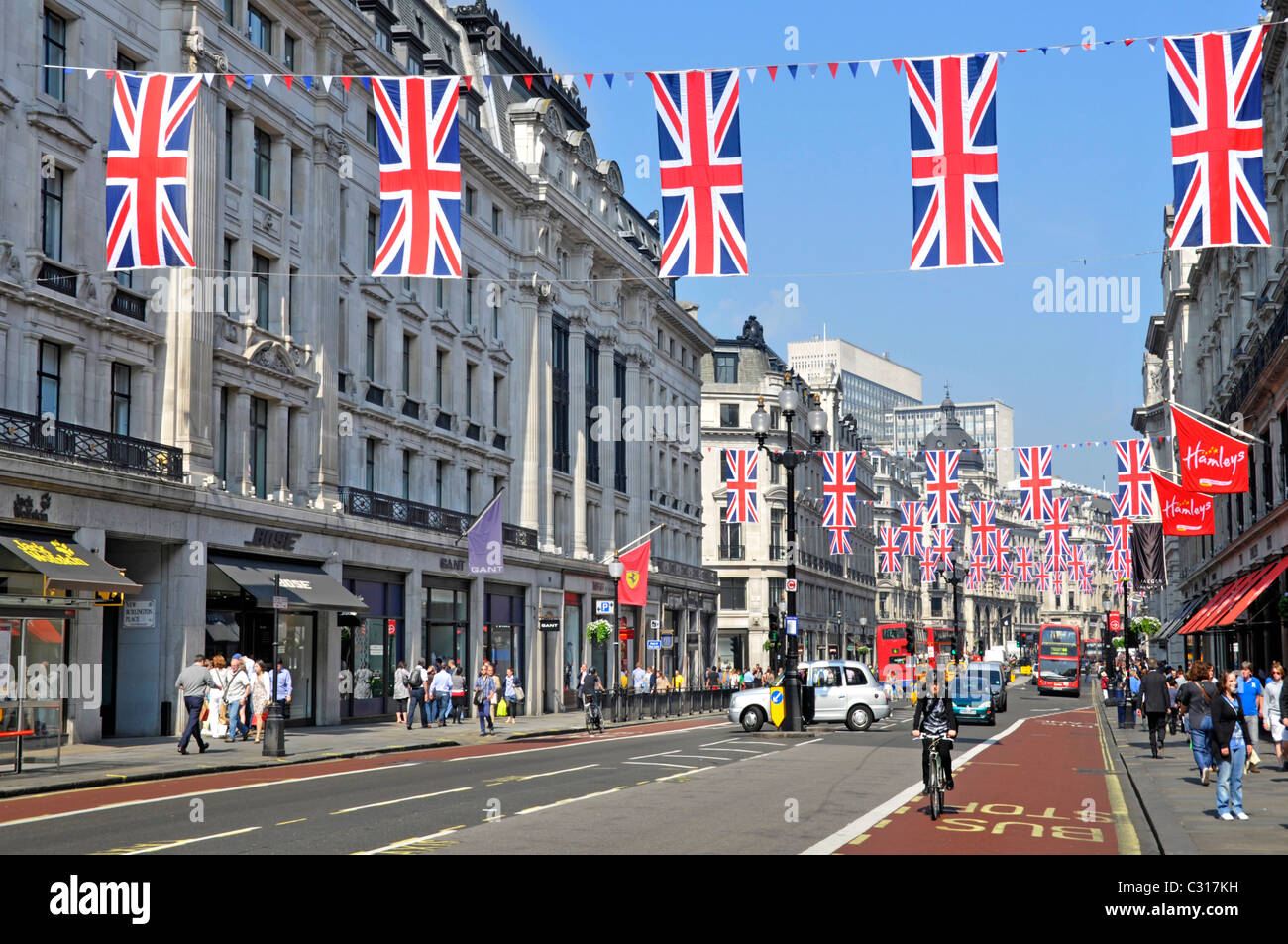 Regent Street paysage urbain coloré Union Jack drapeaux pour les célébrations du mariage royal dans une route de shopping touristique dans le West End de Londres Angleterre Royaume-Uni Banque D'Images