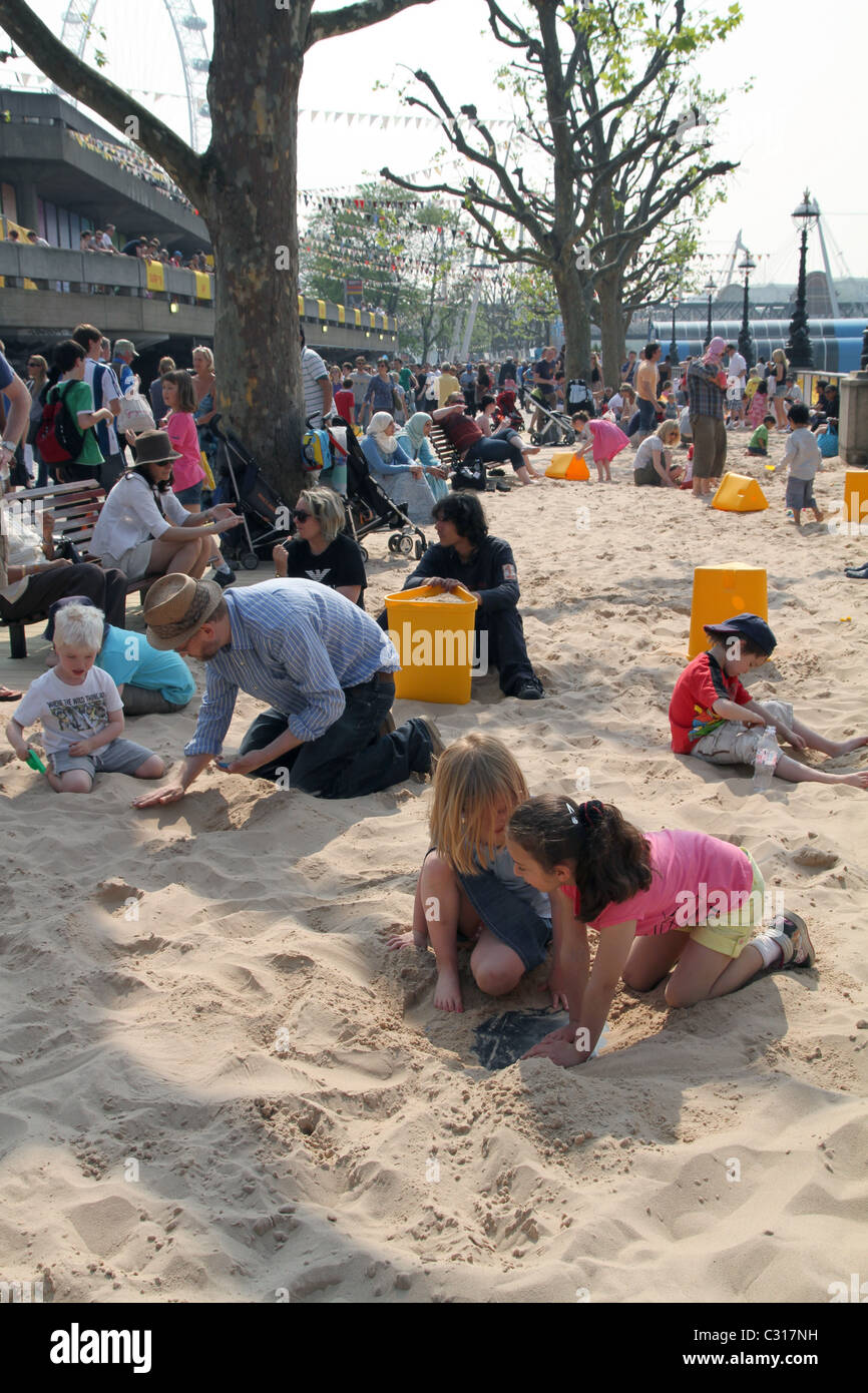 Les familles dans une plage artificielle pendant 60 ans du Festival de la Grande-Bretagne célébrations dans le South Bank Centre à Londres Banque D'Images