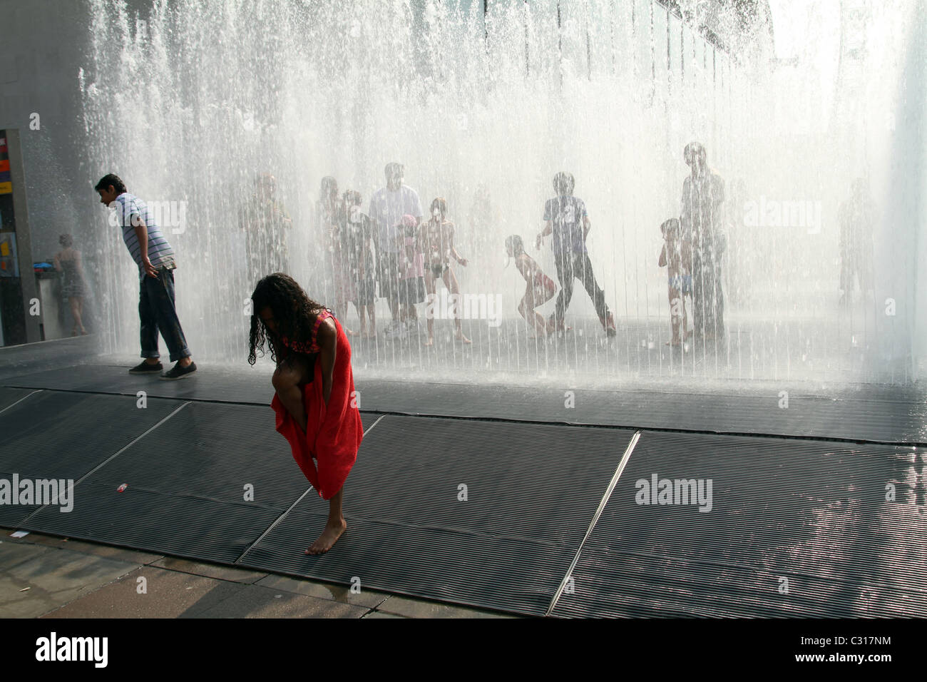 Les enfants jouent avec de l'eau pendant 60 ans du Festival de la Grande-Bretagne célébrations dans le South Bank Centre à Londres Banque D'Images
