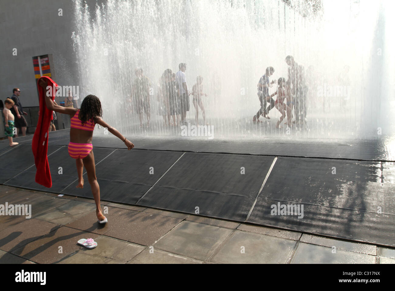 Les enfants jouent avec de l'eau pendant 60 ans du Festival de la Grande-Bretagne célébrations dans le South Bank Centre à Londres Banque D'Images
