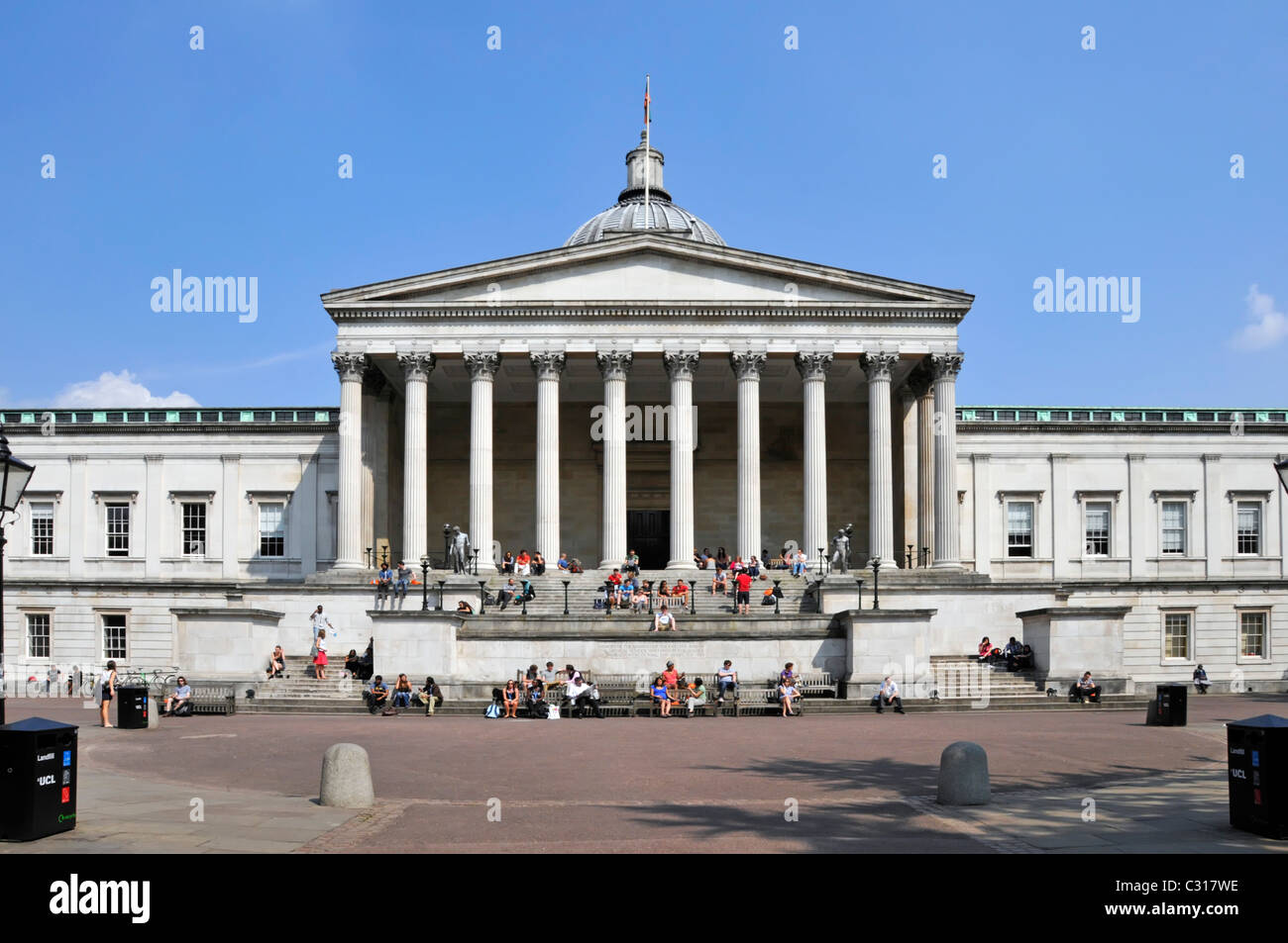 Groupe d'étudiants en éducation au bâtiment historique Wilkins de l'UCL avec colonnade portique sur le campus Quad University College Londres Angleterre Royaume-Uni Banque D'Images