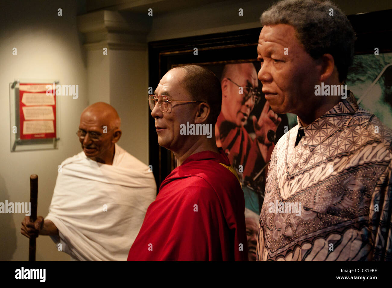 Le Mahatma Gandhi, le Dalaï Lama et Nelson Mandela dans la cire au Musée de Cire Madame Tussauds Amsterdam Banque D'Images