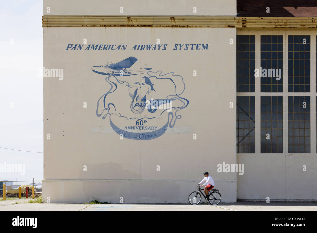 Ancien logo de la Pan Am Airways sur le côté du hanger - Alameda, Californie USA Banque D'Images