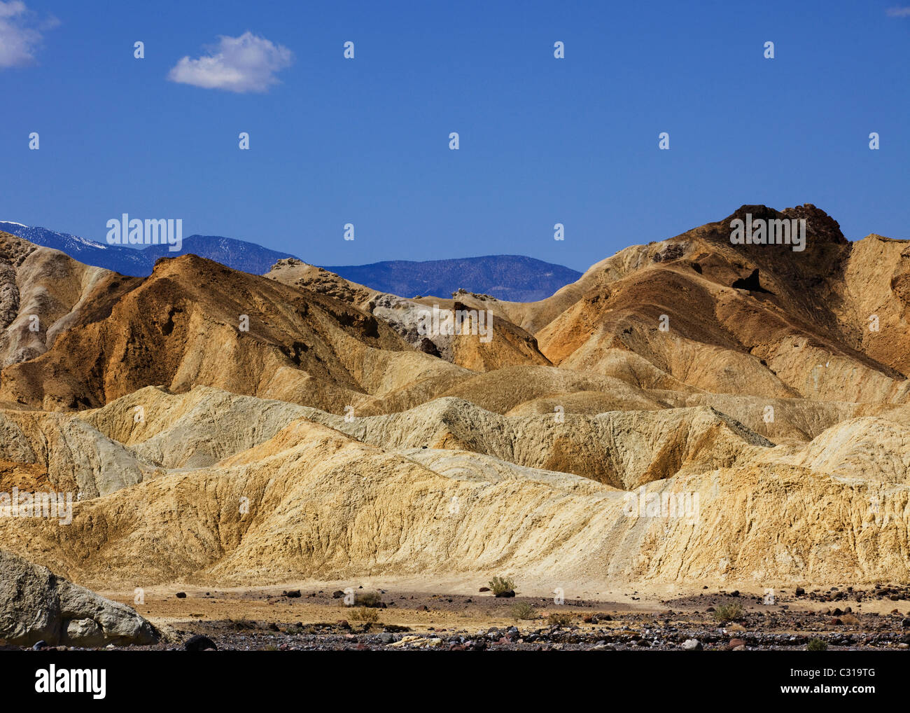 Les pentes désertiques érodés montrant des couches de roches colorées - California USA Banque D'Images