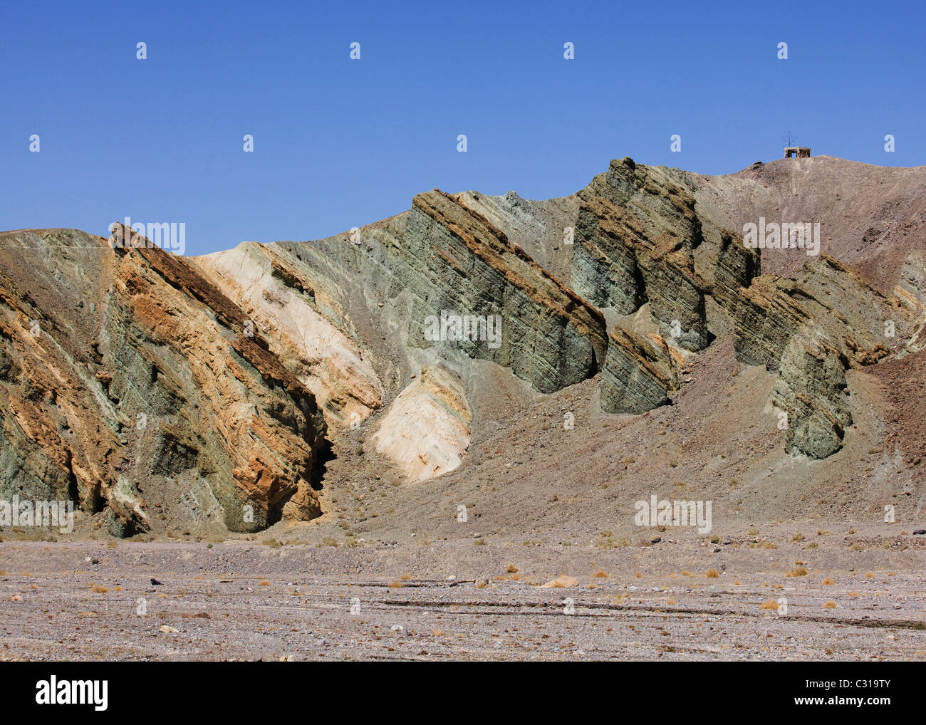 Les pentes désertiques érodés montrant des couches de roches colorées - California USA Banque D'Images