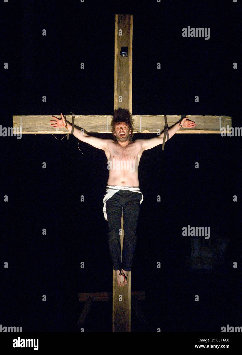 La passion play fixant Michael Sheen atteindre c'est climax sur le front de mer d'Aberavon, près de Port Talbot. Banque D'Images