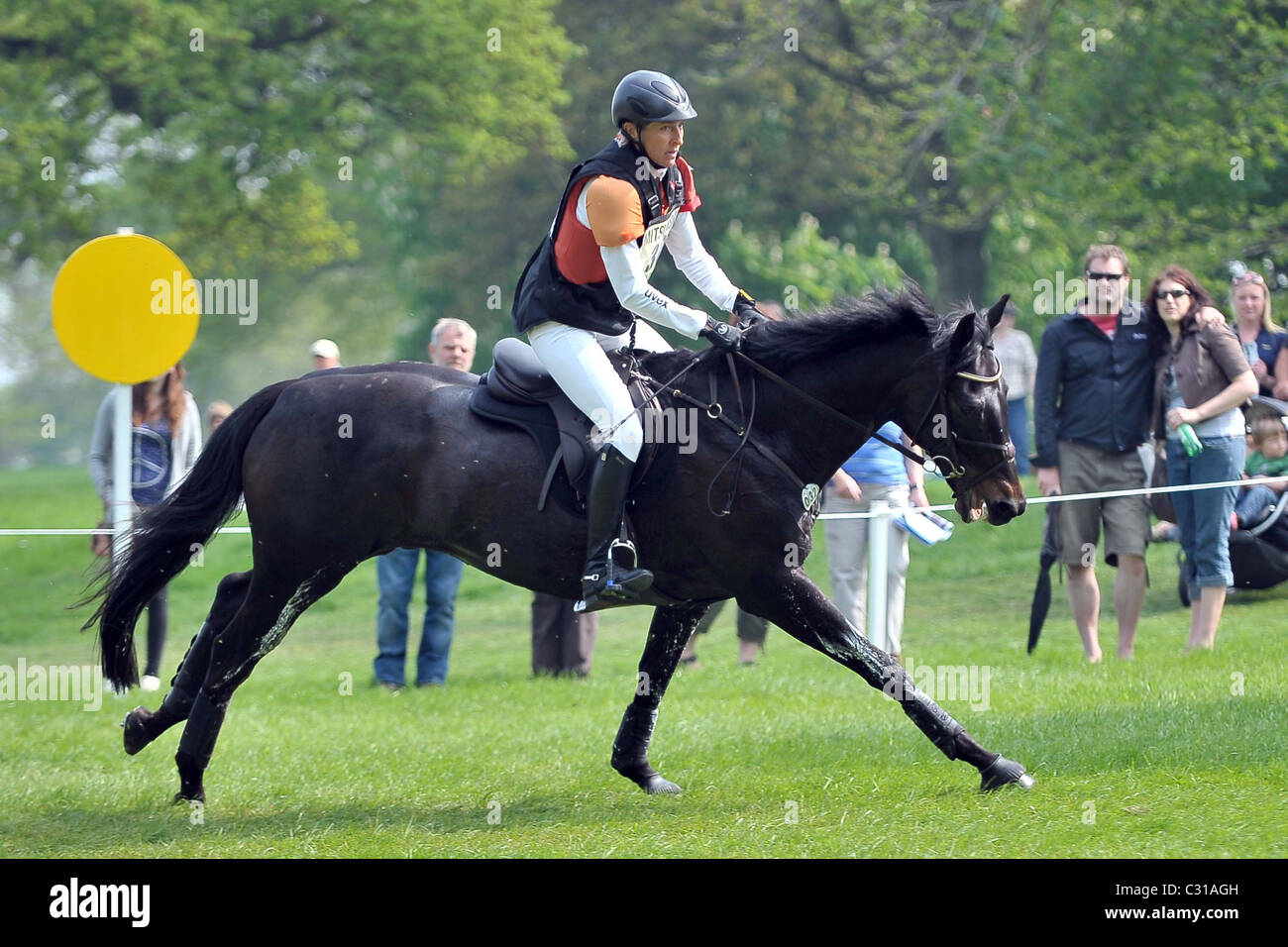 Ingrid Klimke (GER) équitation FRH BUTTS ABRAXXAS galops passé la foule. Mitsubishi Badminton Horse Trials Banque D'Images