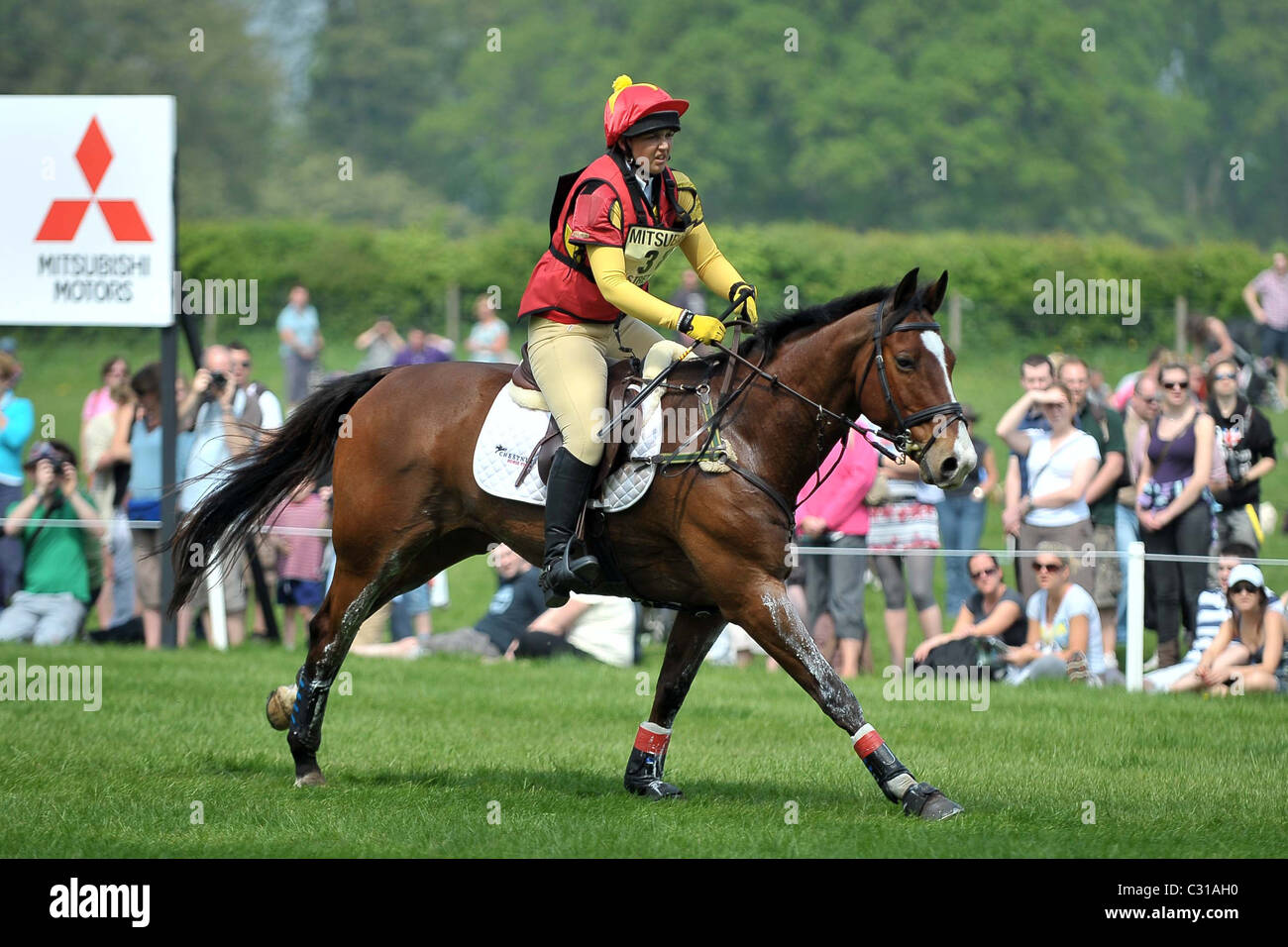 Sarah Stretton équitation LAZY ACRES SKIP ON galope passé la foule. Mitsubishi Badminton Horse Trials Banque D'Images