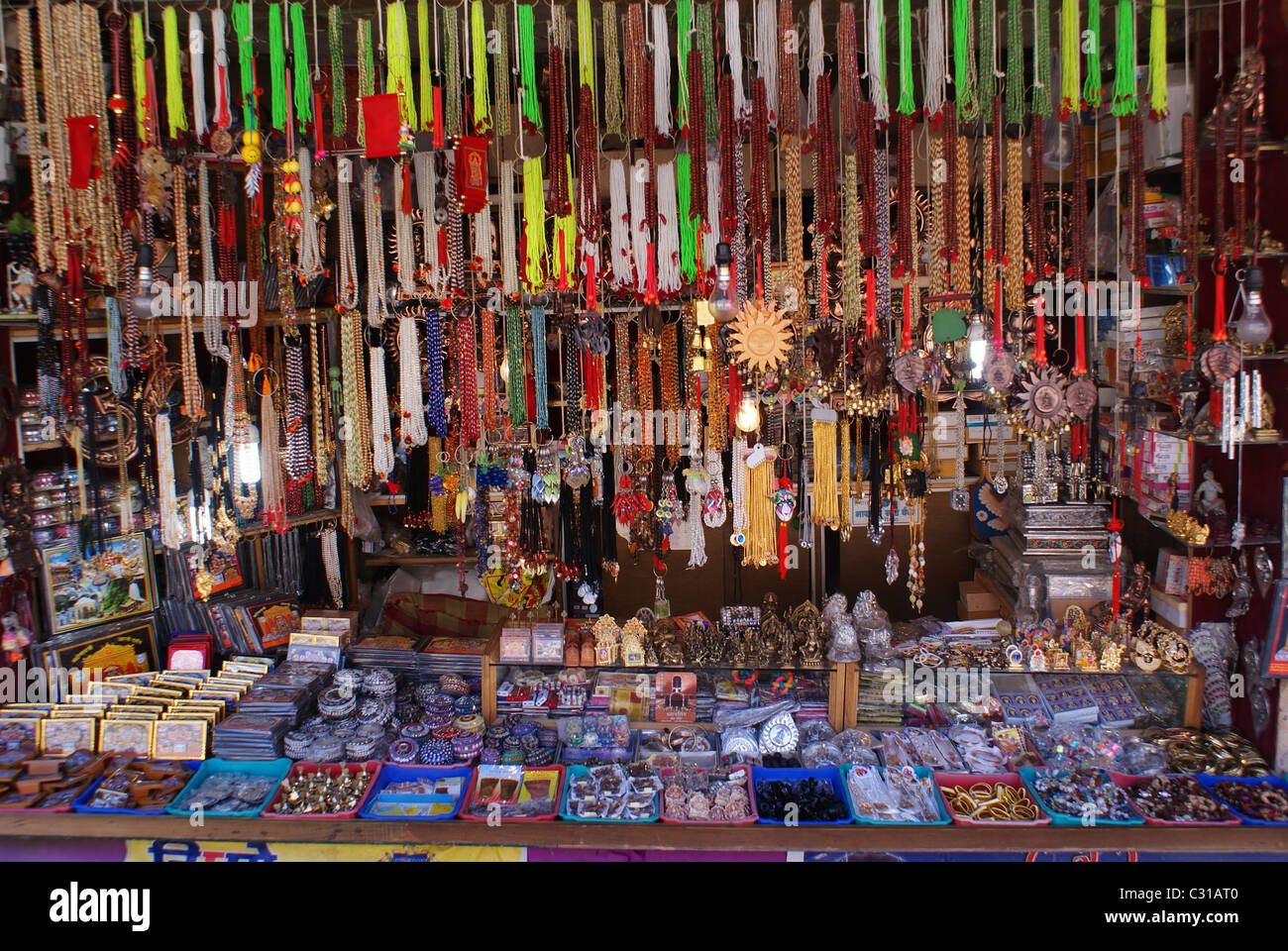 Le Garhwal Himalaya, Inde : Une boutique vend des rubans et des offres en plastique pour les pèlerins dans la ville sainte de Badrinath. Banque D'Images