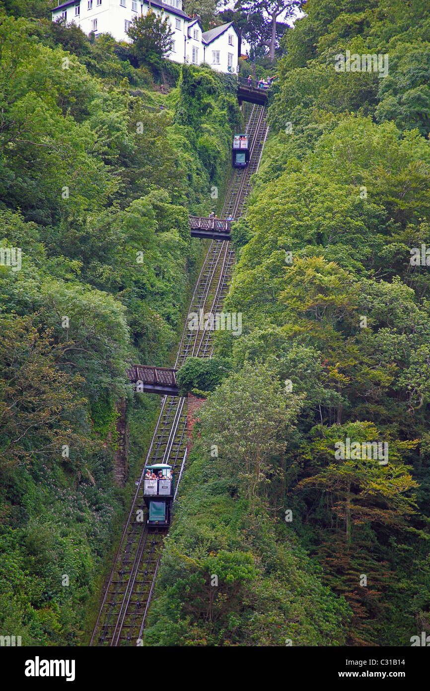 Les deux voitures du Lynton & Lynmouth Cliff Railway approchant le point de passage à mi-course, Devon, England, UK Banque D'Images