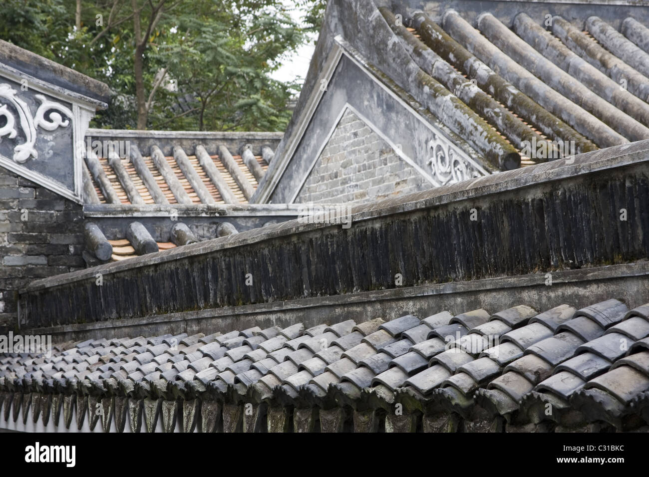 Une vue aérienne sur les toits de tuiles chinoises dans un ancien village chinois Banque D'Images