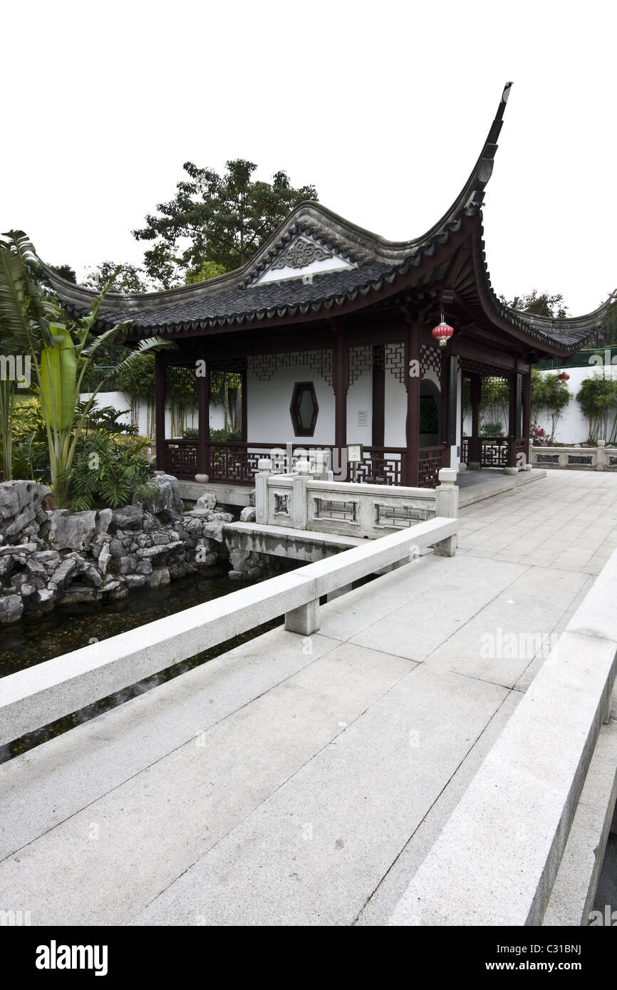 Typiquement chinois, un jardin avec un étang. Banque D'Images