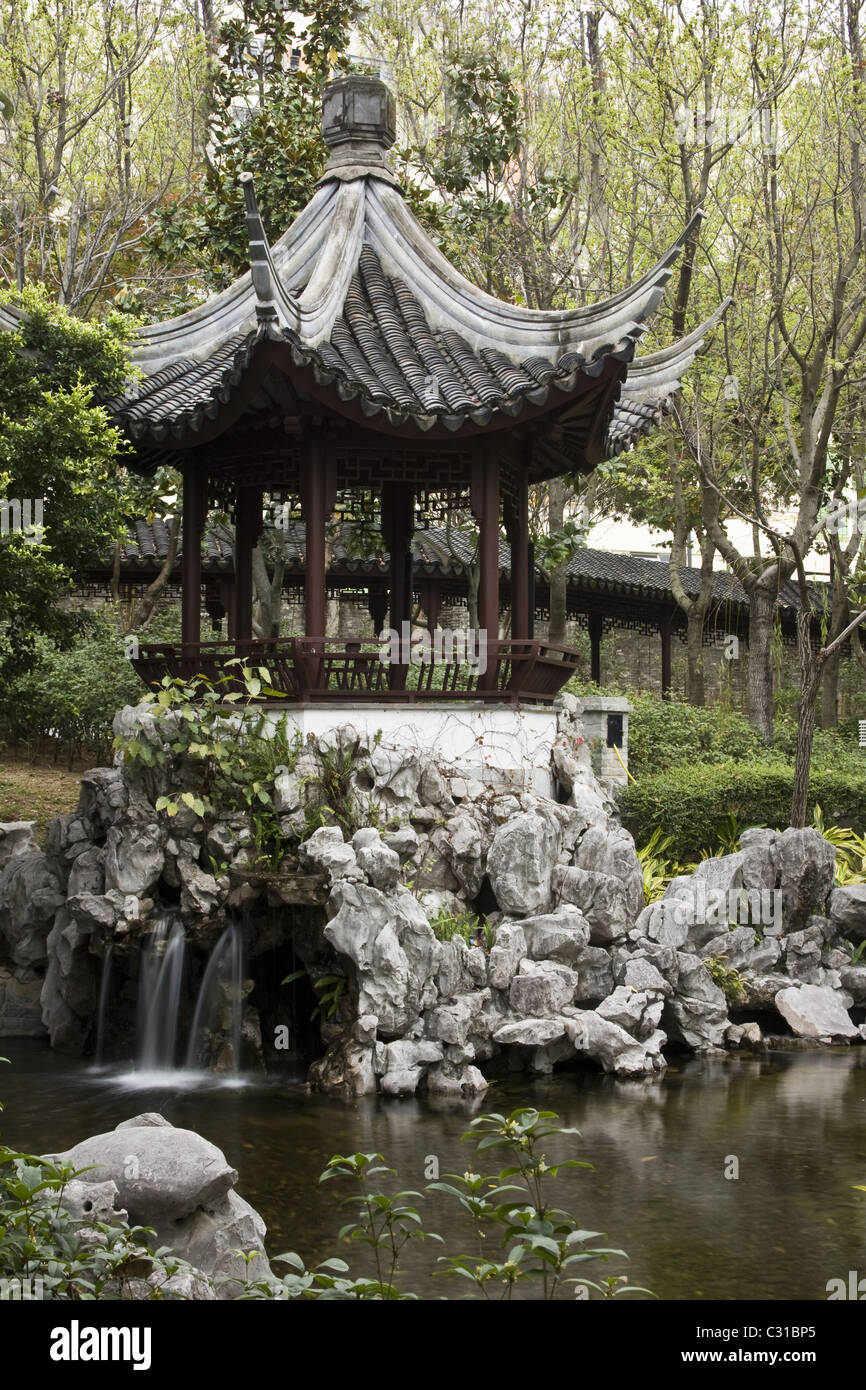 Typiquement chinois, un jardin avec un étang. Banque D'Images