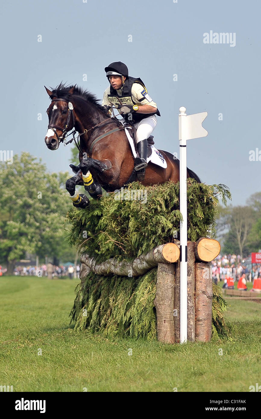 Sam Griffiths (AUS) équitation temps heureux à 14 clôture. Mitsubishi Badminton Horse Trials Banque D'Images