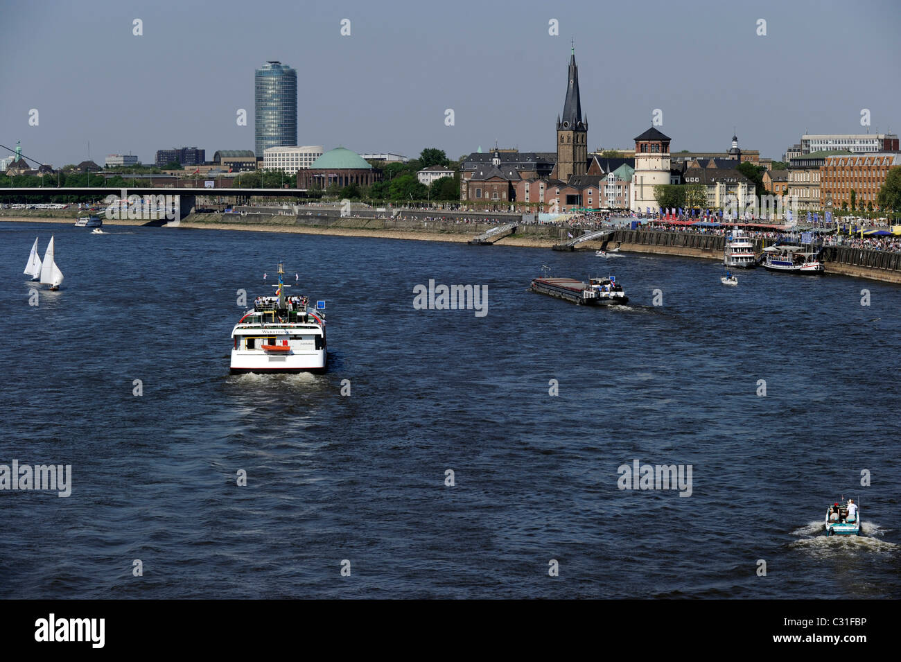 Voyage sur le Rhin à Düsseldorf et toits de la ville. Banque D'Images