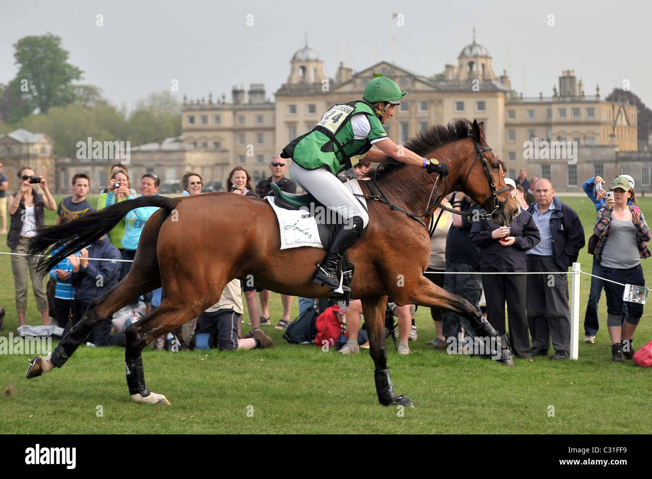 Mary King équitation CAVALIER galops impériale avec la maison en arrière-plan. Mitsubishi Badminton Horse Trials Banque D'Images