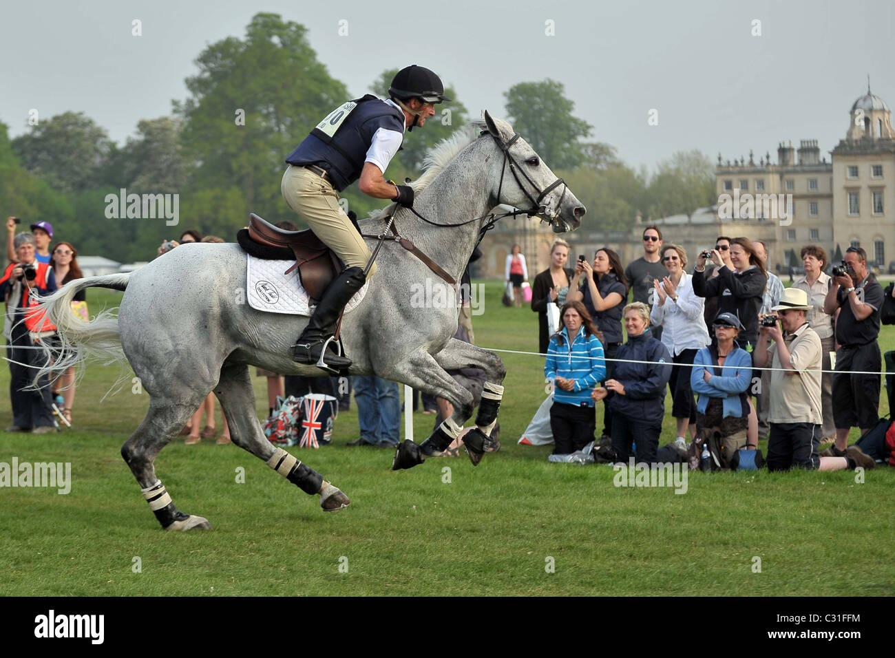 Mark Todd (NZL) équitation galops VISION TERRE NZB passé Badminton House. Badminton Horse Trials Mitsubishi. Banque D'Images