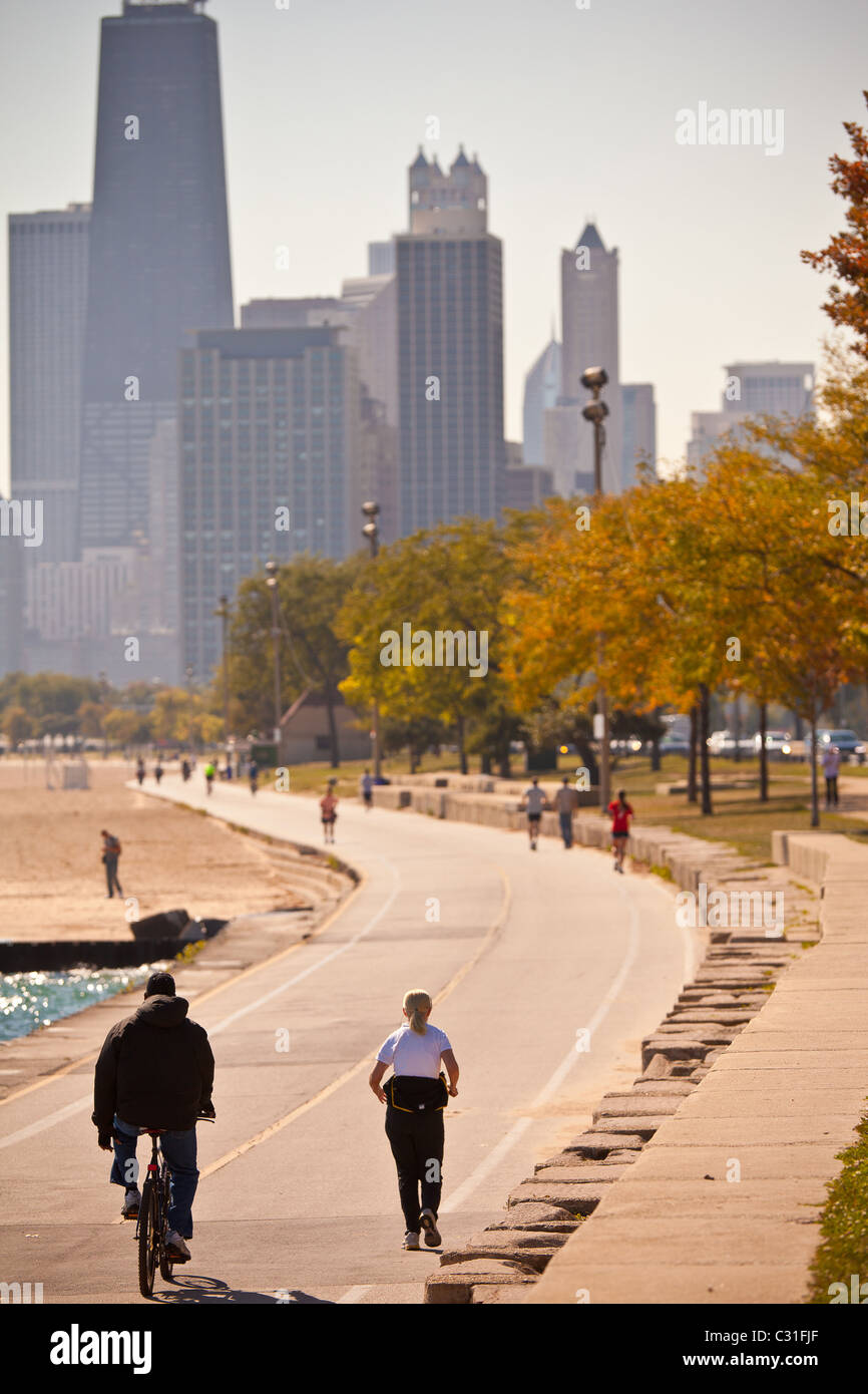 Les cyclistes et les coureurs le long du lac Michigan dans le centre-ville de Chicago, IL. Banque D'Images