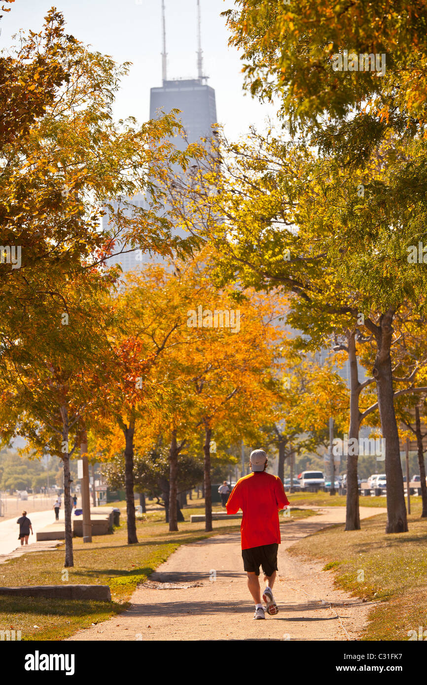 Jogger le long du lac Michigan dans le centre-ville de Chicago, IL. Banque D'Images