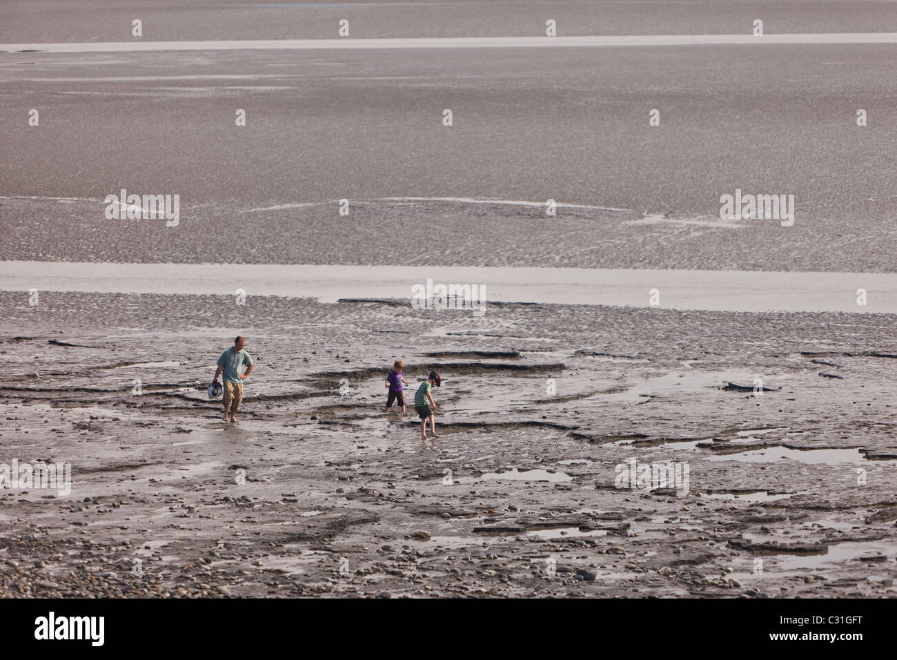 ANCHORAGE, Alaska, USA - les gens sur des vasières à marée basse en été. Banque D'Images