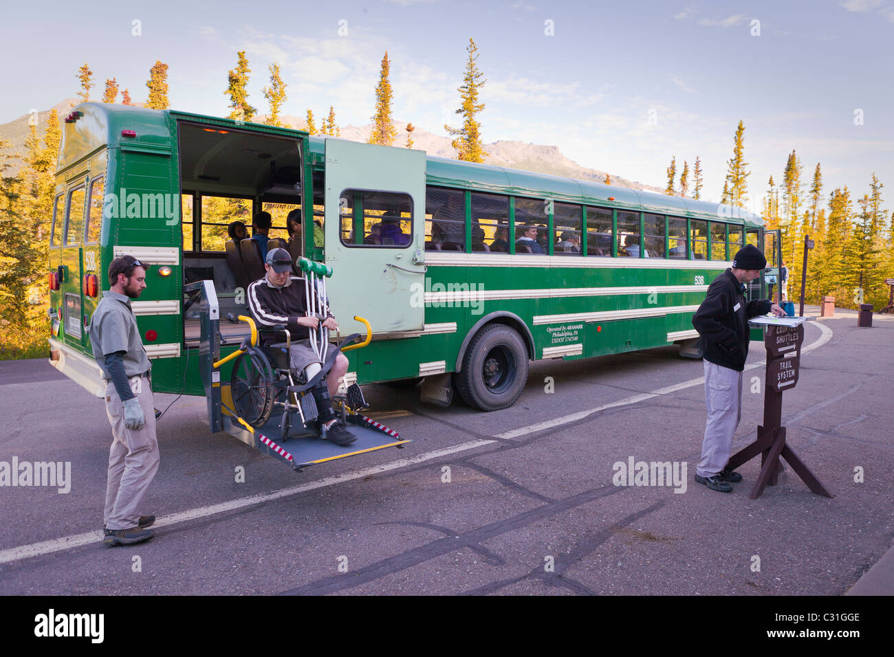 ALASKA, USA - Man in wheelchair quitte bus à Denali National Park. Banque D'Images