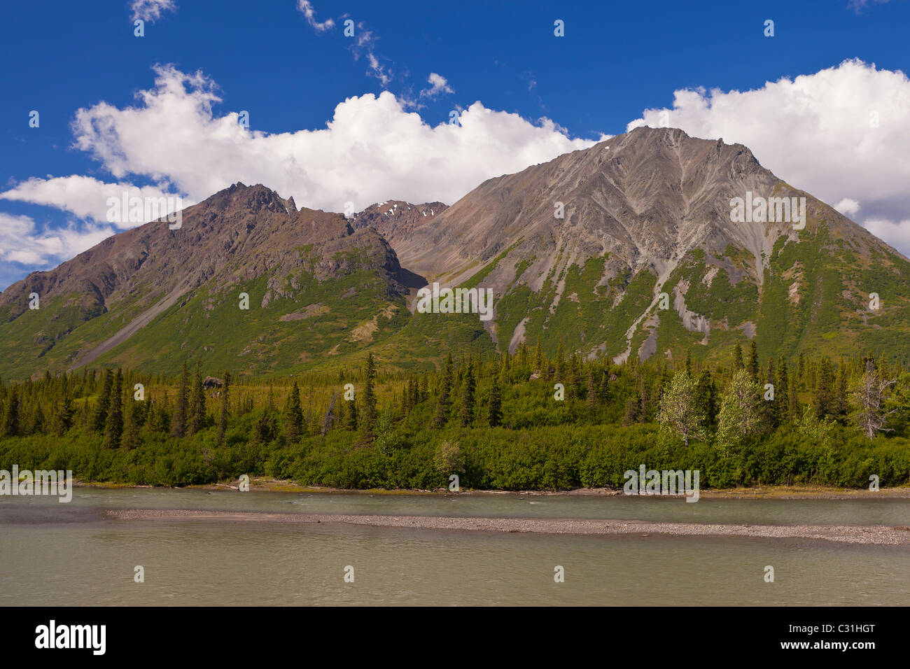 ALASKA, USA - Rivière et paysage de montagne. Banque D'Images