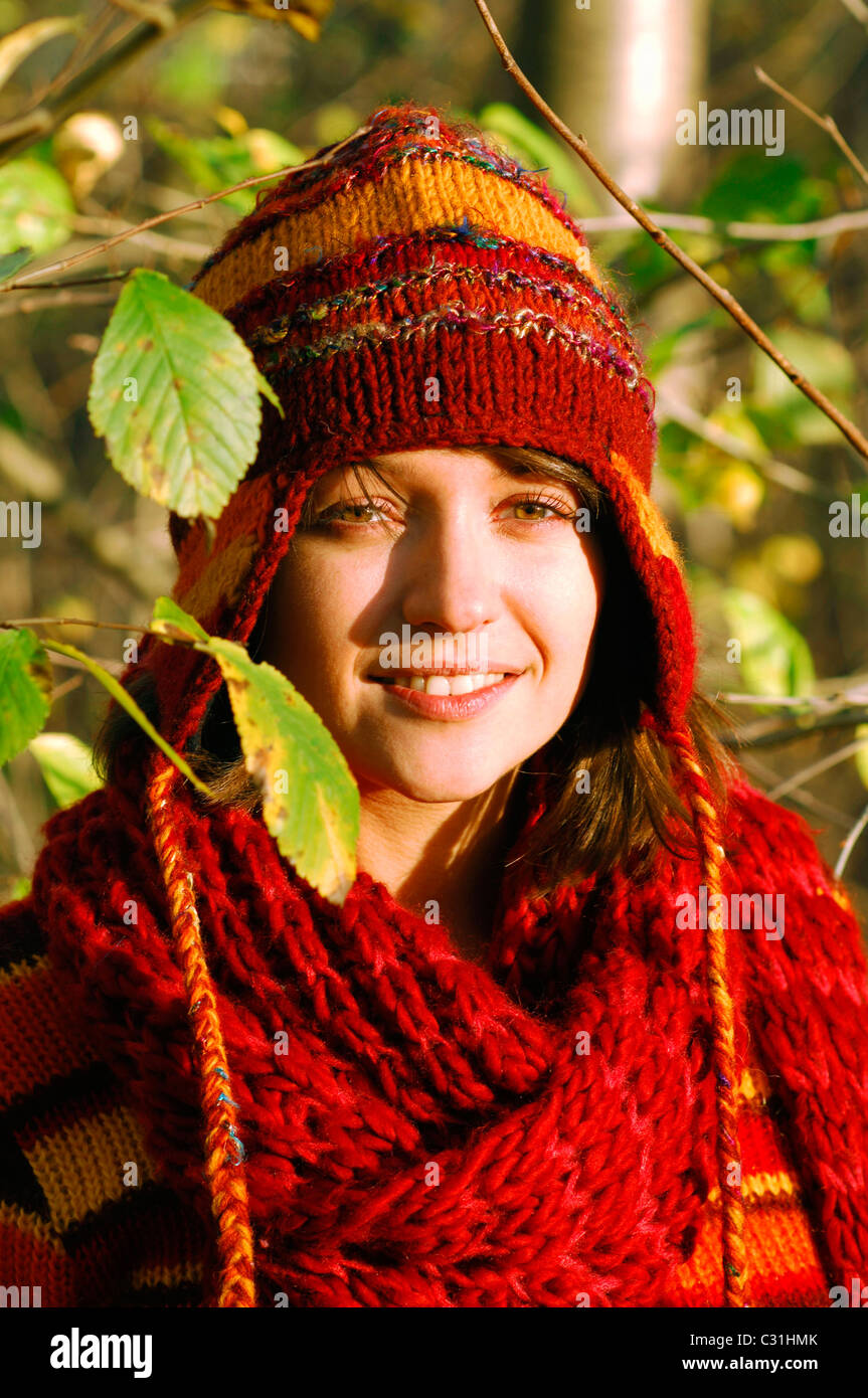 PORTRAIT. Les jeunes femmes portant un chapeau PÉRUVIEN DANS LA FORÊT Photo  Stock - Alamy