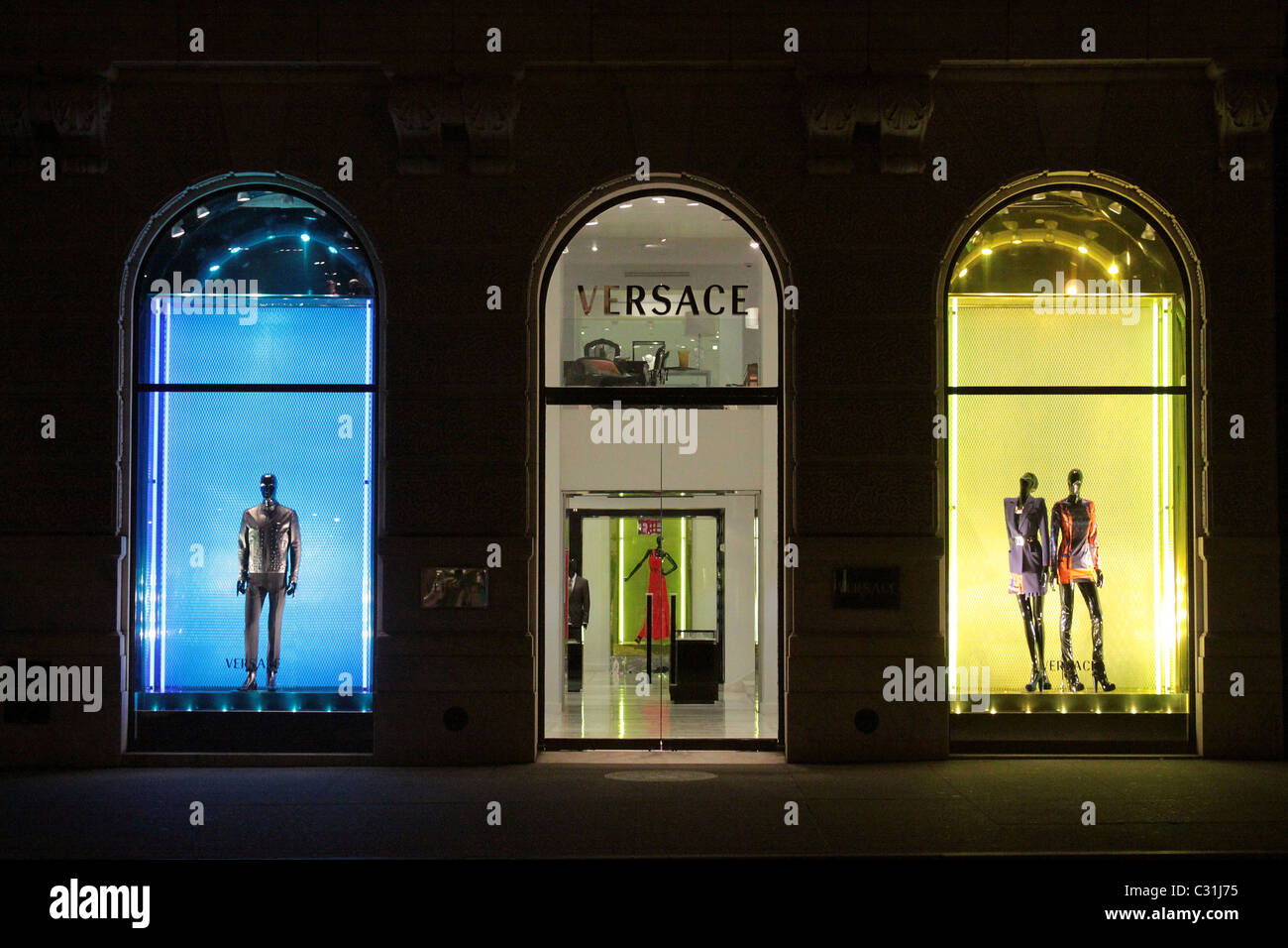 Vitrine DE LA BOUTIQUE VERSACE LA NUIT, 5e avenue, MANHATTAN, NEW YORK,  État de New York, UNITED STATES Photo Stock - Alamy