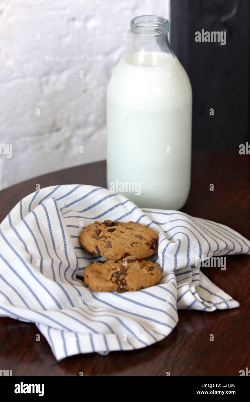 Snack-classique le lait et les cookies Banque D'Images