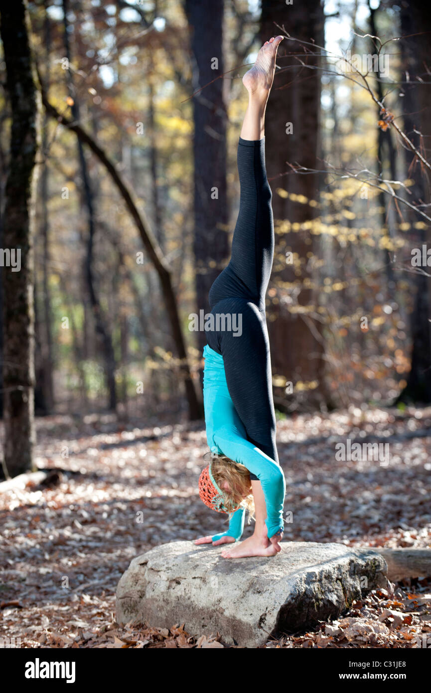 Une femme faisant du yoga postures en plein air. Banque D'Images