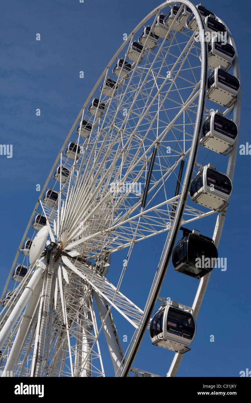 La grande roue à l'extérieur de l'Echo Arena and Convention Centre, Dukes Dock, Liverpool, Merseyside, England, UK Banque D'Images