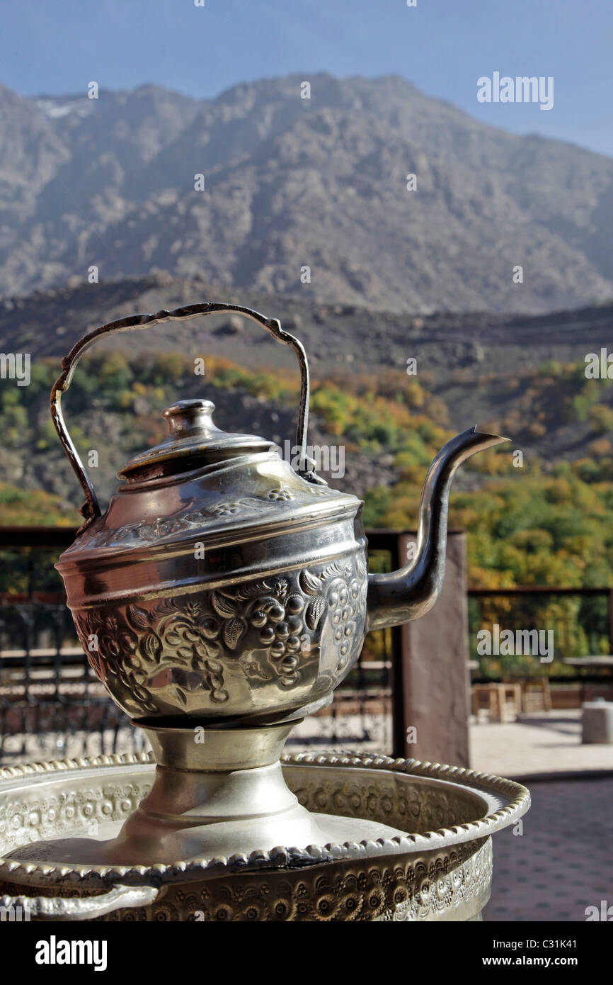 Verre DANS LE JARDIN DE LA KASBAH DU TOUBKAL, IMLIL, région berbère, PARC NATIONAL DE TOUBKAL, Haut Atlas, Maroc Banque D'Images