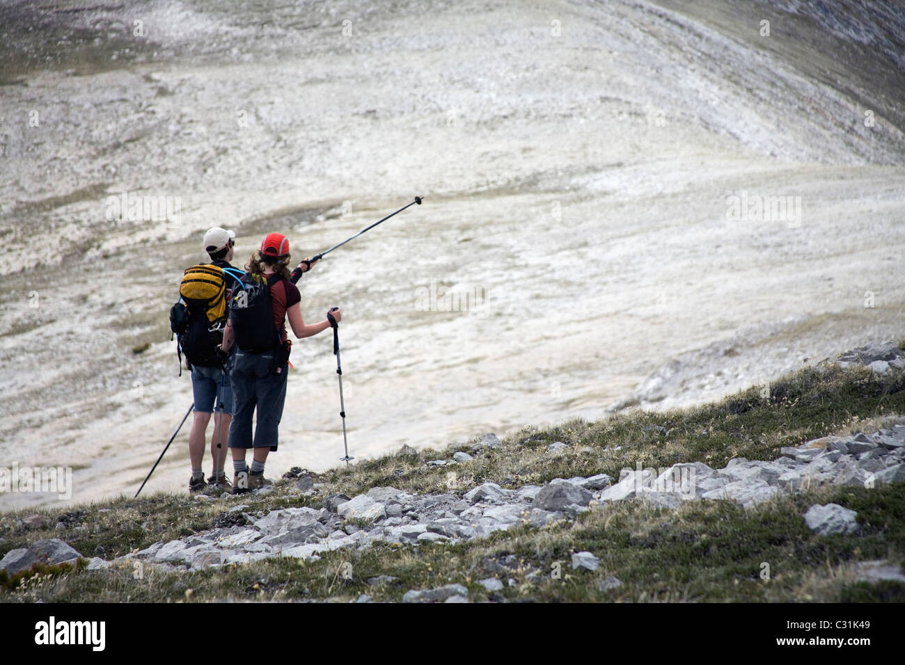 Deux randonneurs survey leur itinéraire dans le sud des montagnes de Chilcotin. Banque D'Images