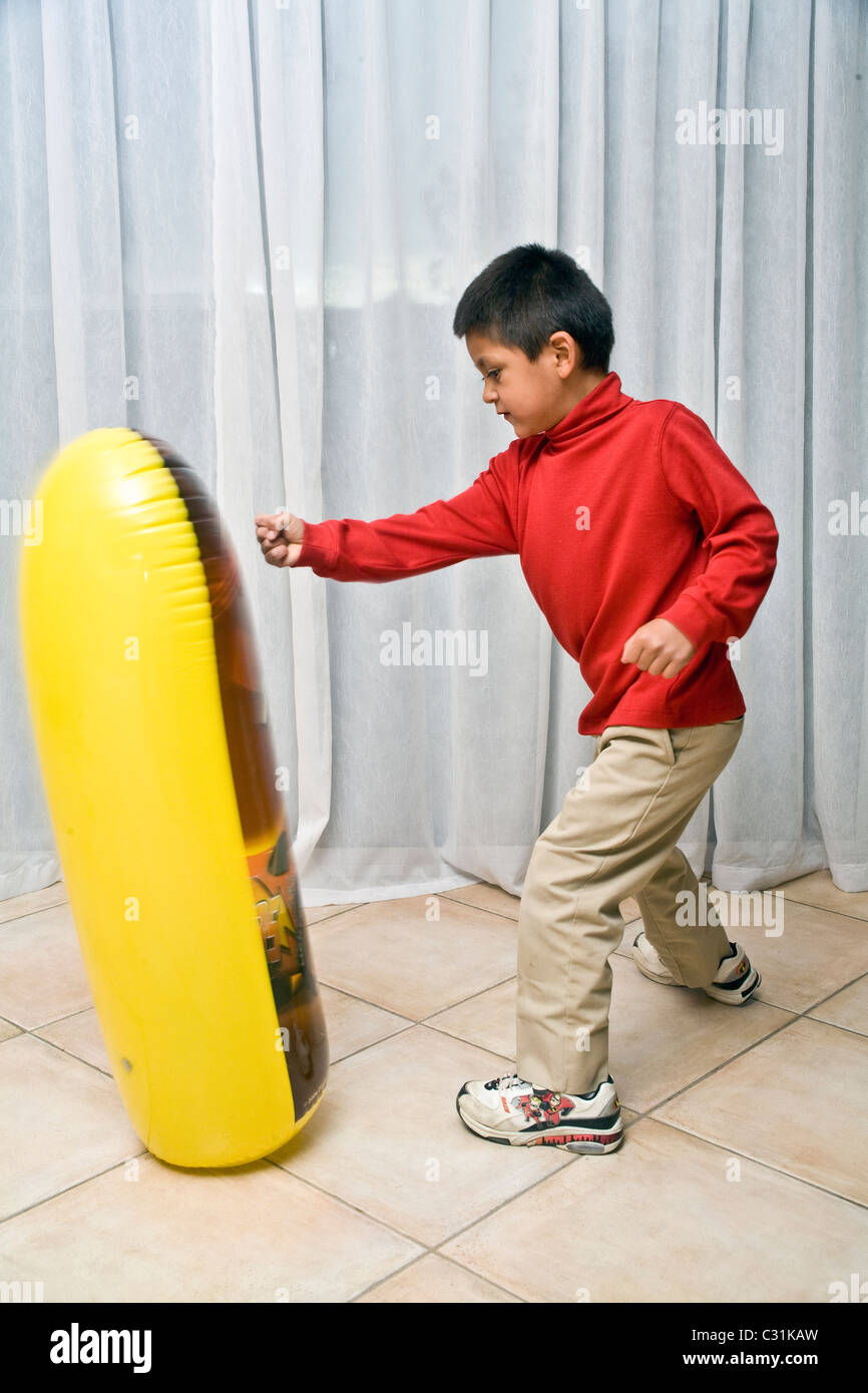 Pre-K Hispanic boy learning activité saine pour libérer la colère. M. © Myrleen Pearson Banque D'Images