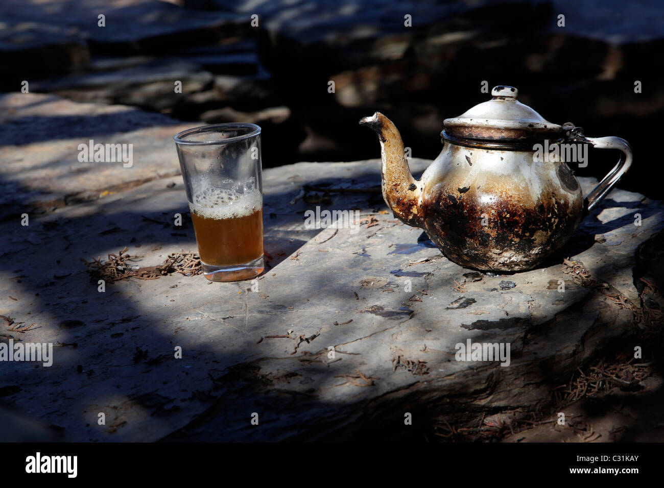 Un verre de thé à la MENTHE AU SOMMET DU DJEBEL KLELOUT MOUNTAIN, Al Haouz, MAROC Banque D'Images