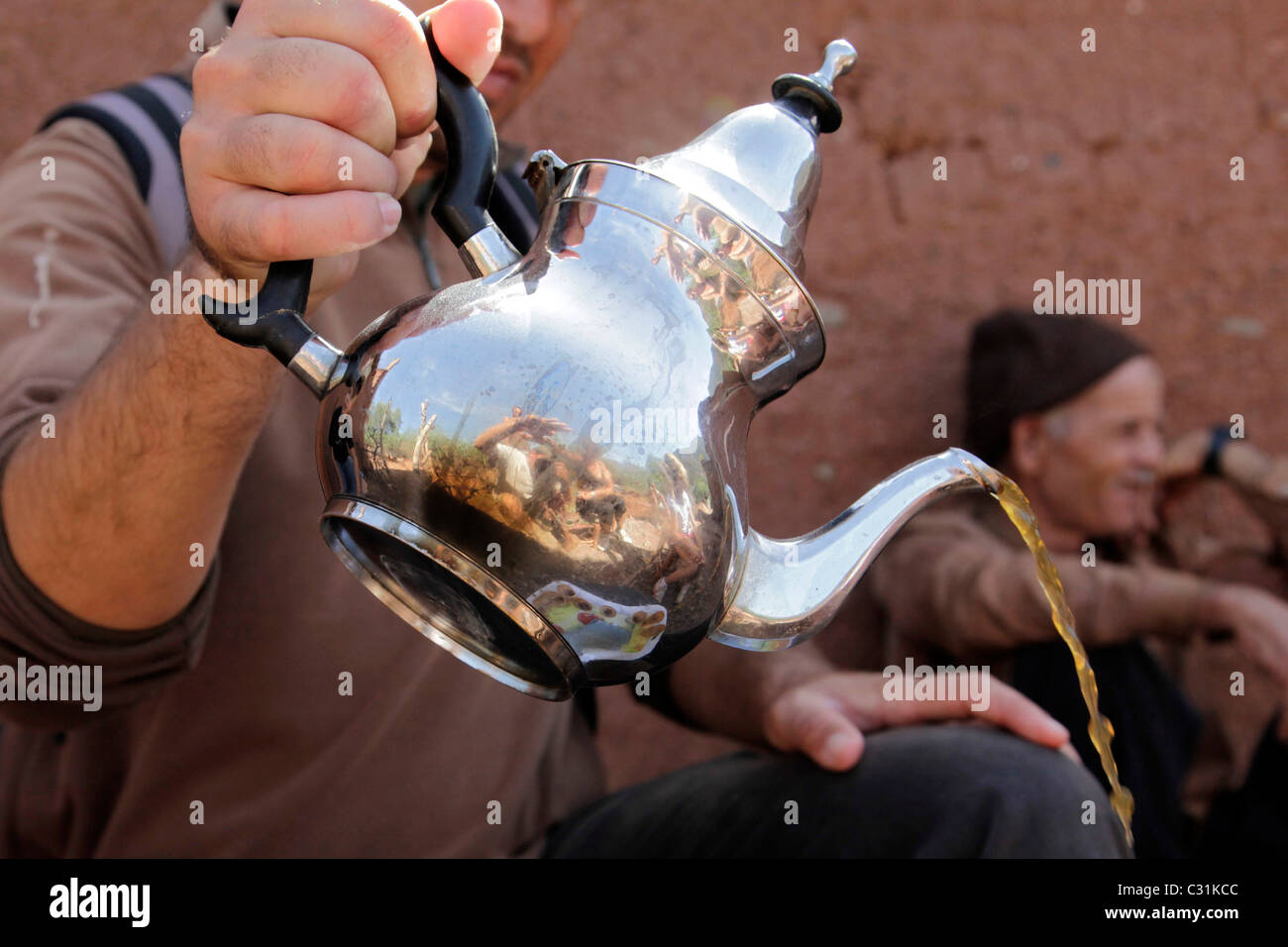 Le thé à la menthe, village berbère DE OUTGHAL, Al Haouz, MAROC Banque D'Images
