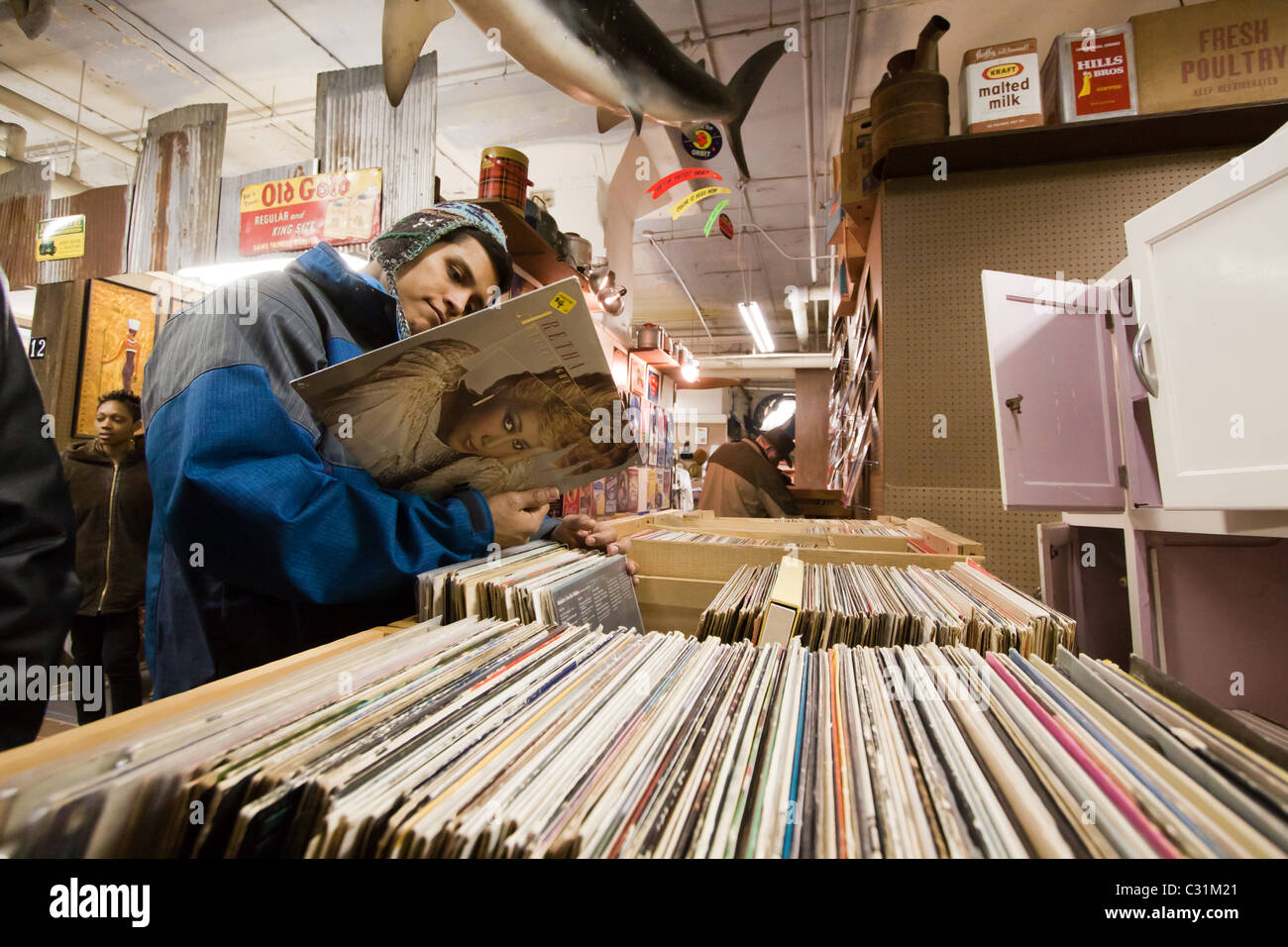 Un homme regarde un disque vinyle à vendre à un antiquaire à Omaha, Nebraska, USA Banque D'Images