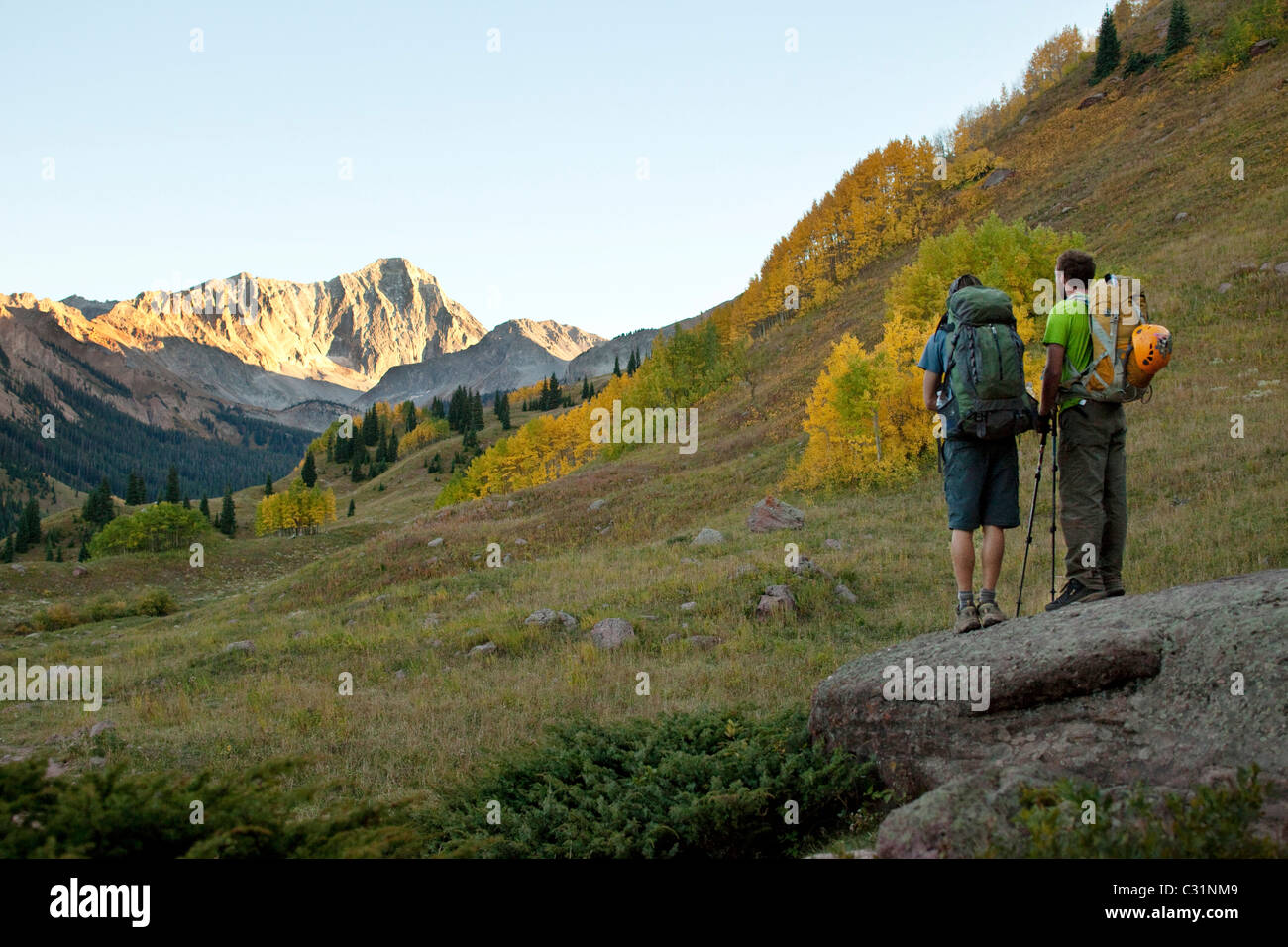 Deux jeunes hommes à regarder dehors à belles montagnes et les couleurs d'automne. Banque D'Images