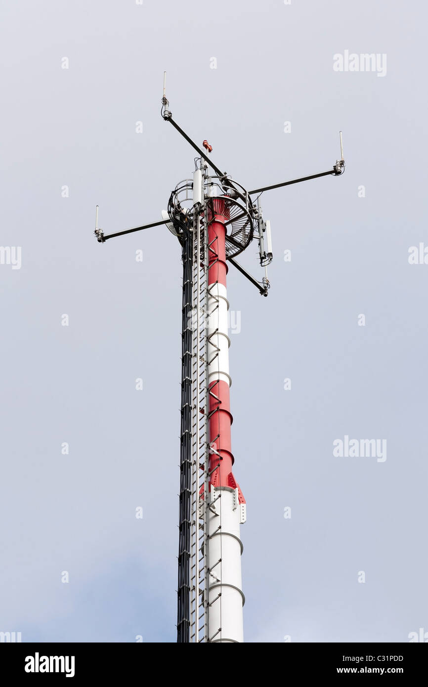 Téléphone mobile communication tower against cloudy sky Banque D'Images