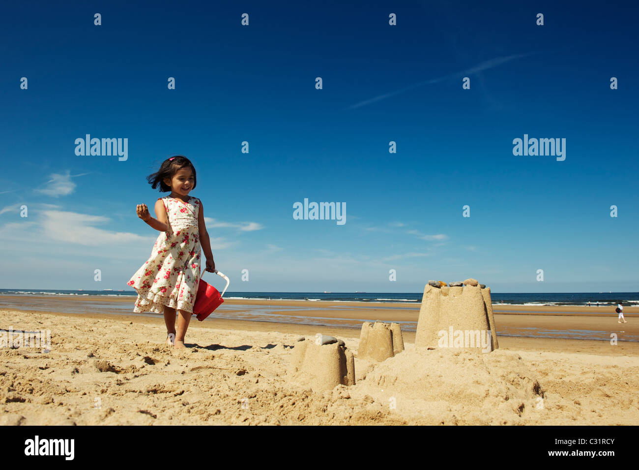 Une jeune fille profiter de sa plage de sable, Redcar UK Banque D'Images